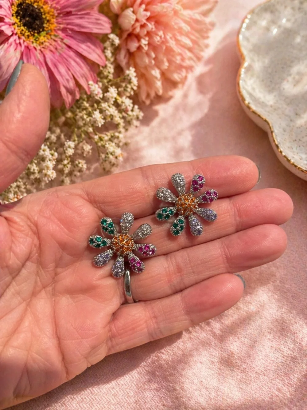 Flowers with multicolored cz’s. 18 K over copper 925 posts it excellent quality. - Picture 2 of 3